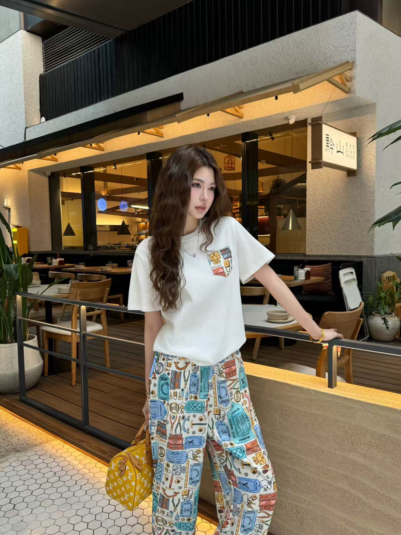 [TOP] Louis Vuitton LV Short-Sleeve T-Shirt + Print Pants - White