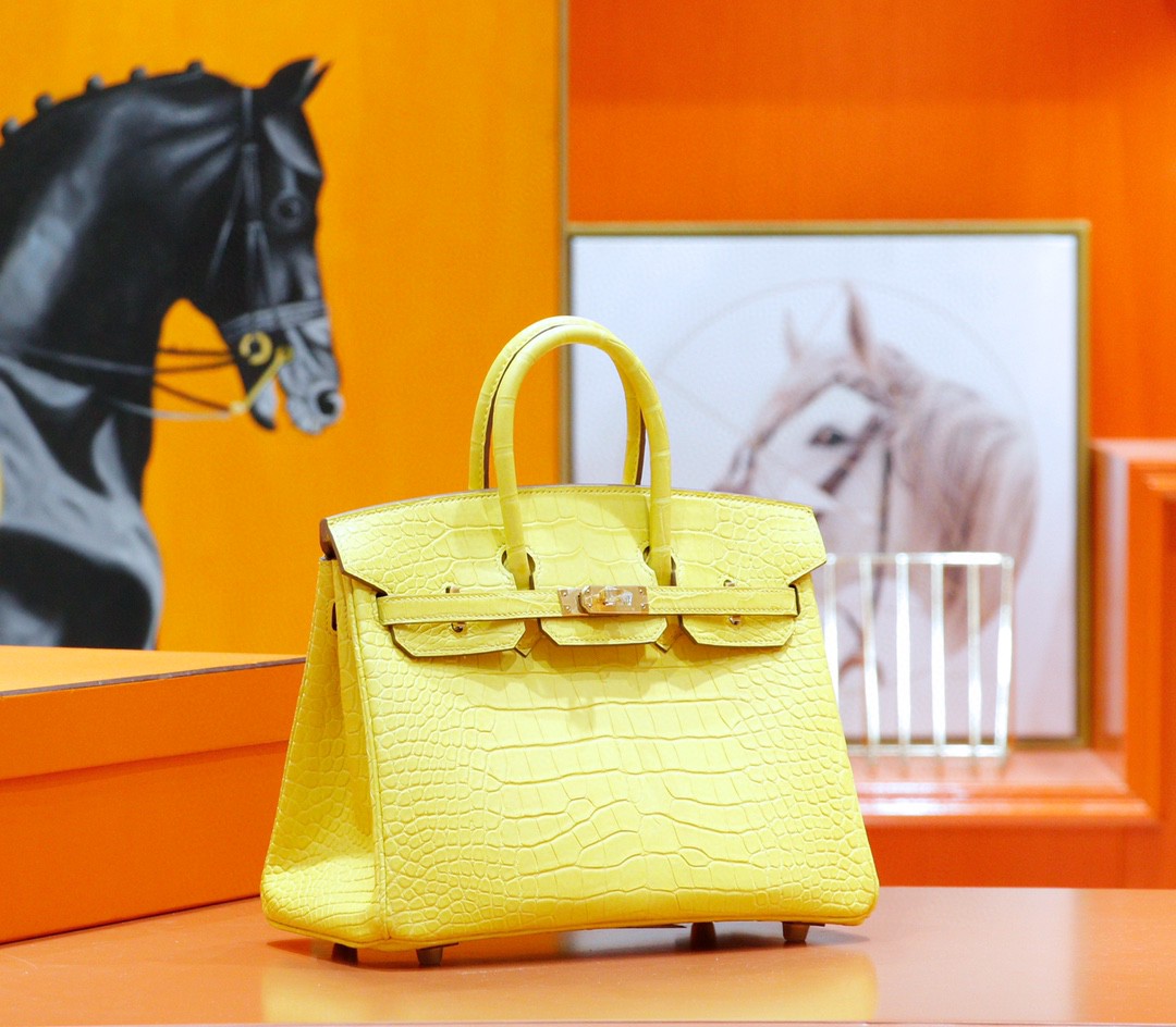Hermès Birkin platinum bag, yellow marigold color, matte crocodile skin, gold buckle, 25-30cm long