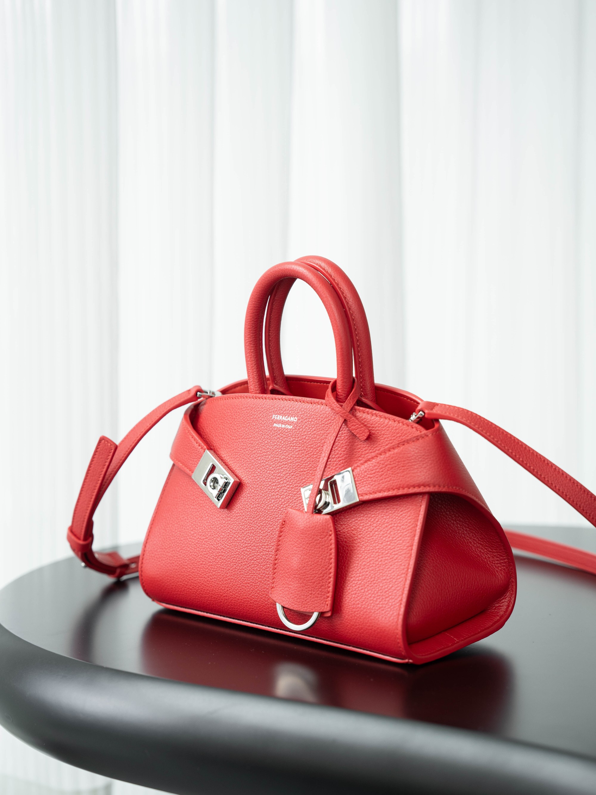 [TOP] Ferragamo Hug Bag Calfskin 21cm - Red - 711 Luxury