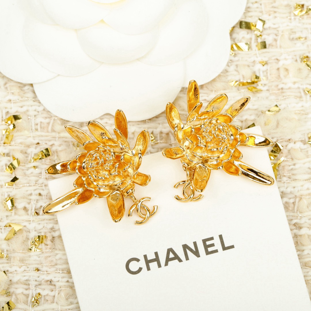 [TOP] CHANEL Earrings - Gold