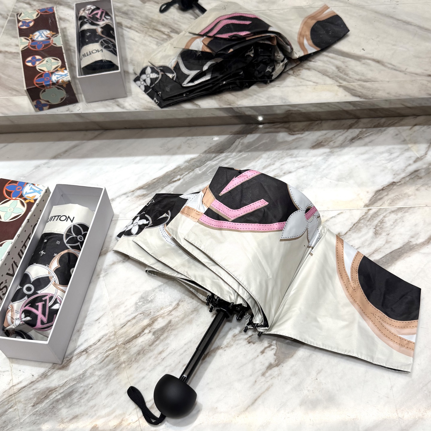 [TOP] Louis Vuitton LV Umbrella - Black and White - 711 Luxury