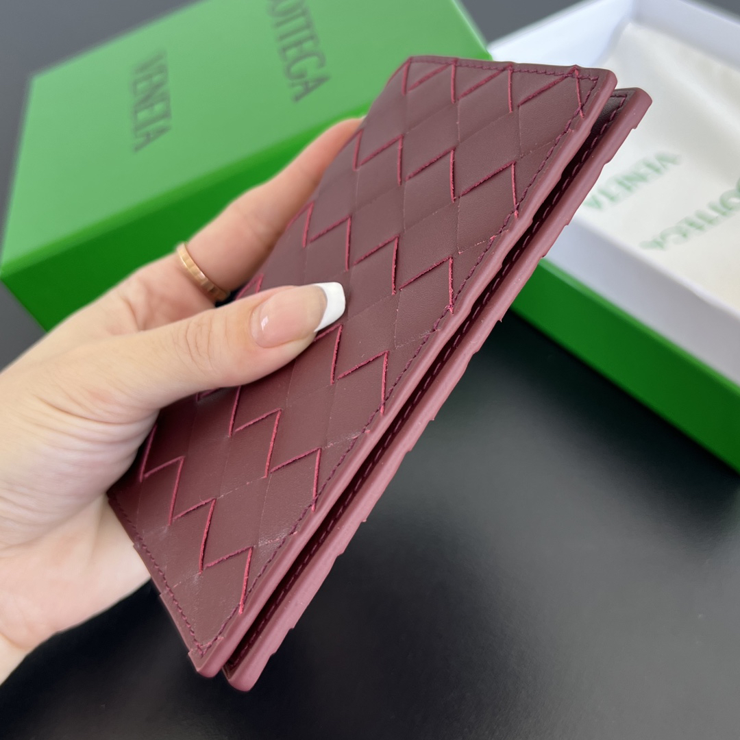 [TOP] Bottega Veneta BV  Passport Holder 13.3x9.5 cm  -  Claret - 711 Luxury