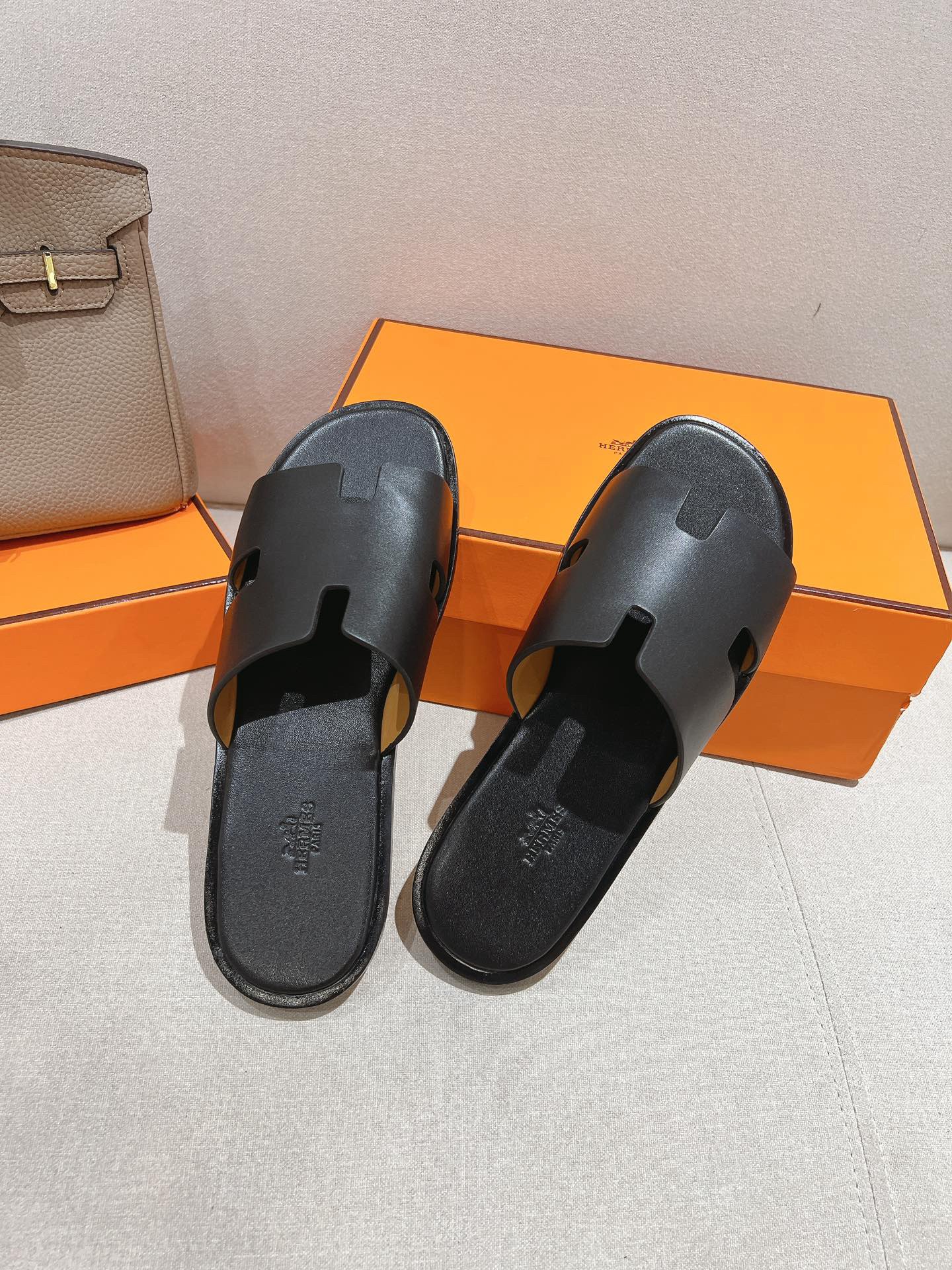 [TOP] HERMES Men's Slippers - Black - 711 Luxury