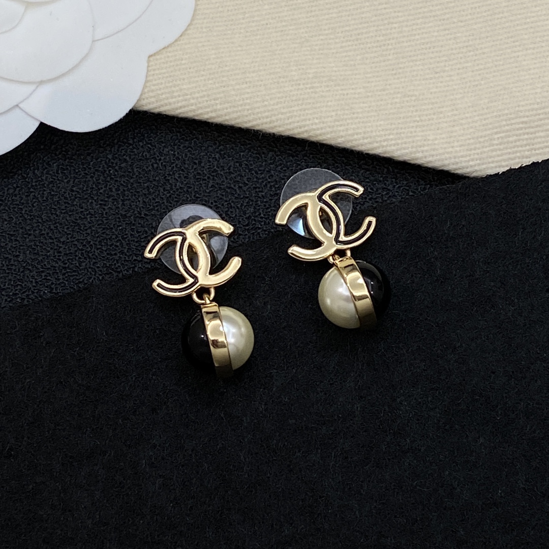 [TOP] CHANEL Earrings - Gold