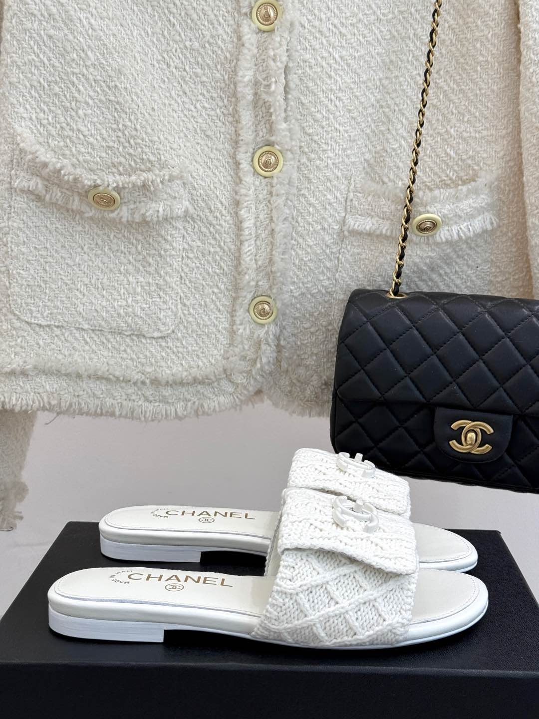 [TOP] CHANEL Flat Sandals - White