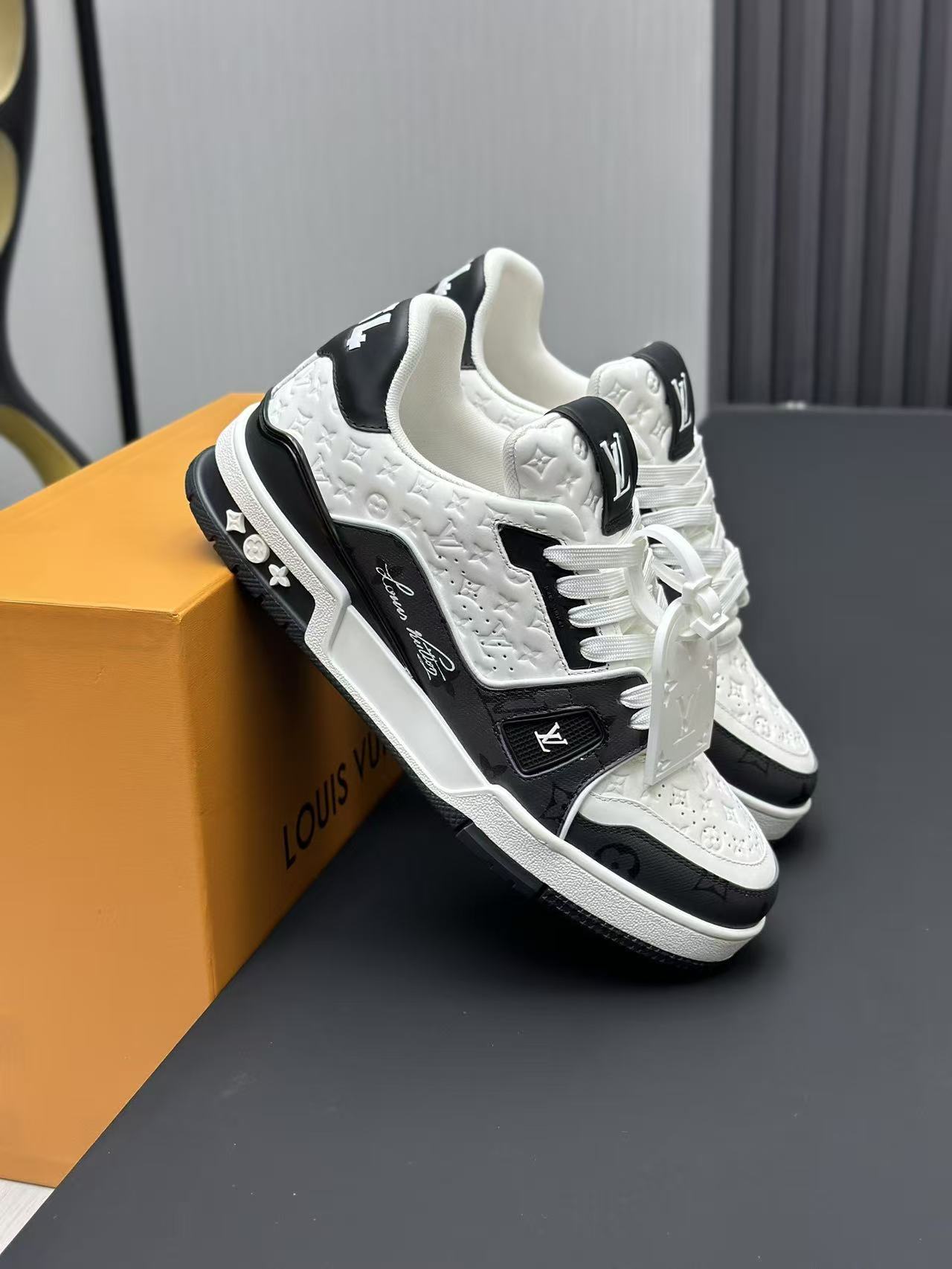 [TOP] Louis Vuitton LV Men's Casual Shoes - Black and White - 711 Luxury