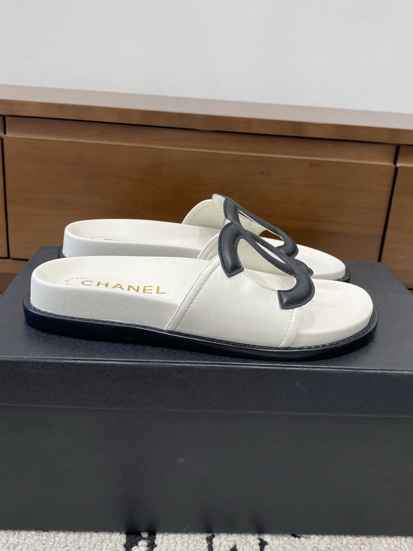 [TOP] CHANEL Slippers - White - 711 Luxury