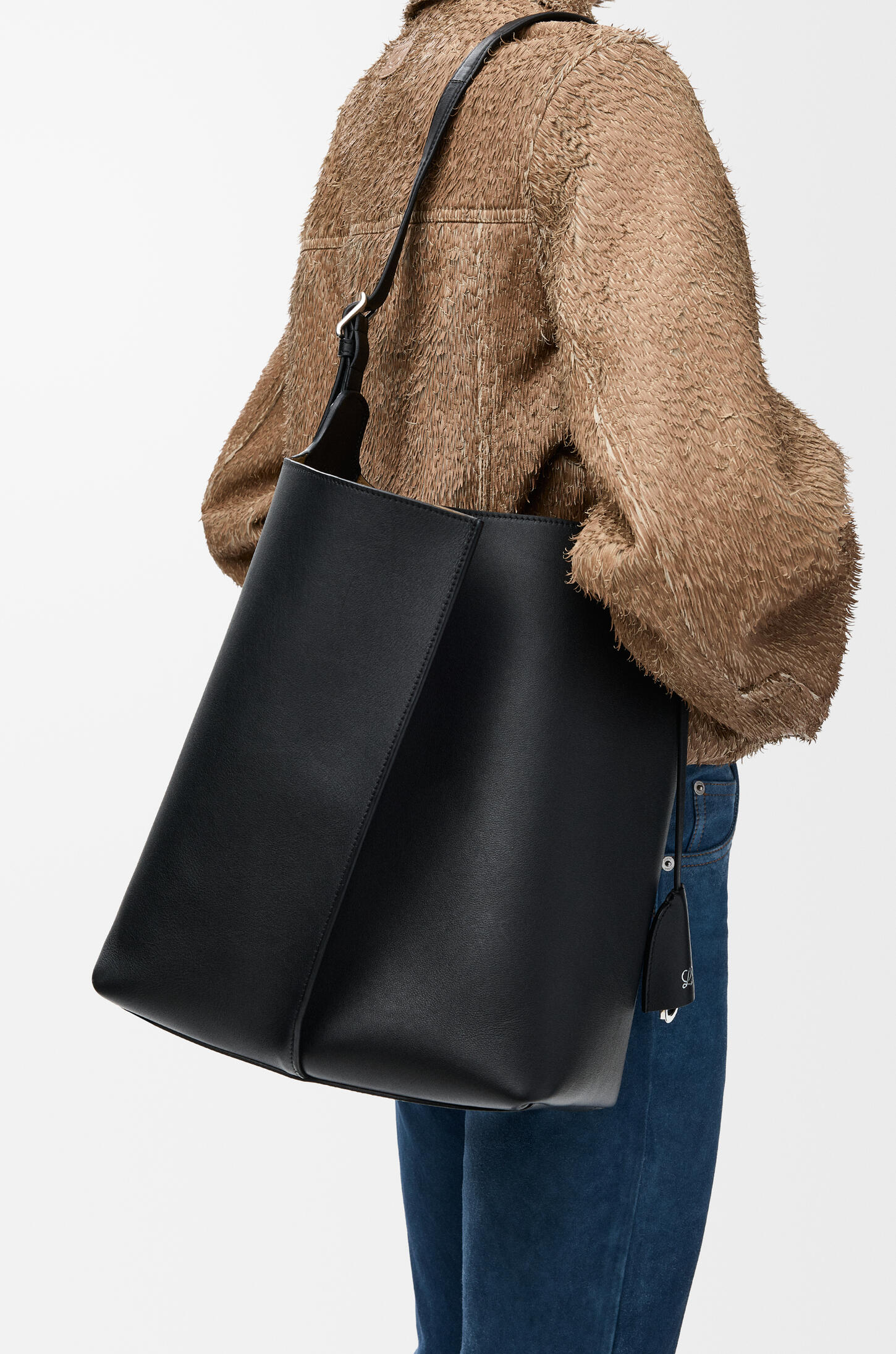 Loewe Large Bilbao Bucket in Smooth Calfskin #386018