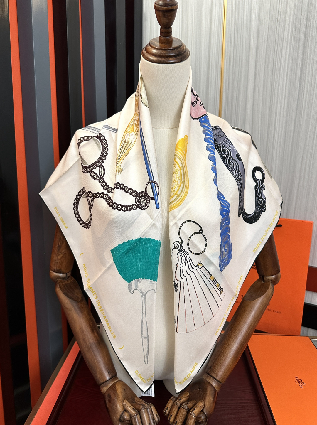 [TOP] HERMES Scarf  90x90 cm - White - 711 Luxury