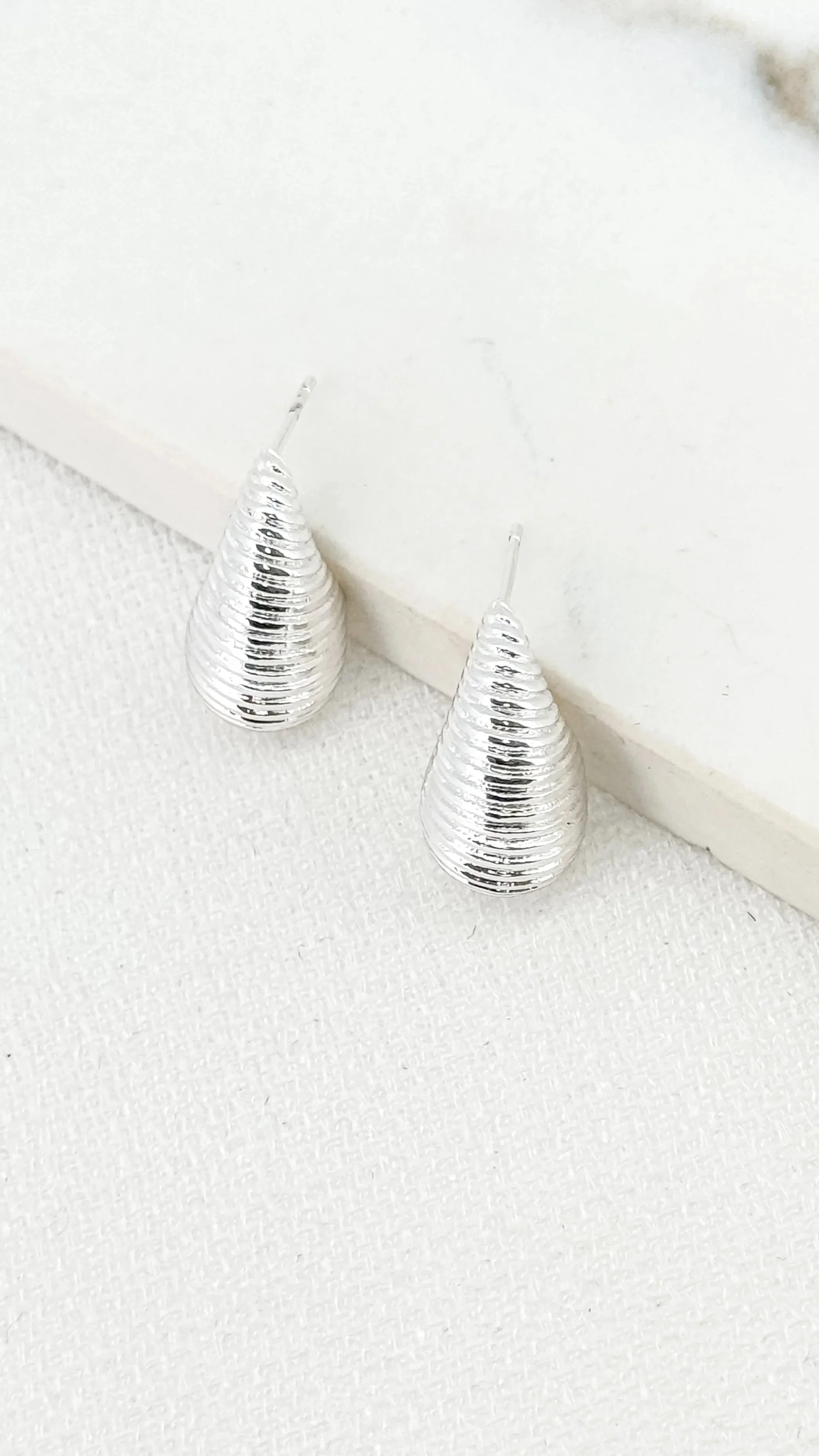 Tear Drop Line Detail Earrings (2 Colours)