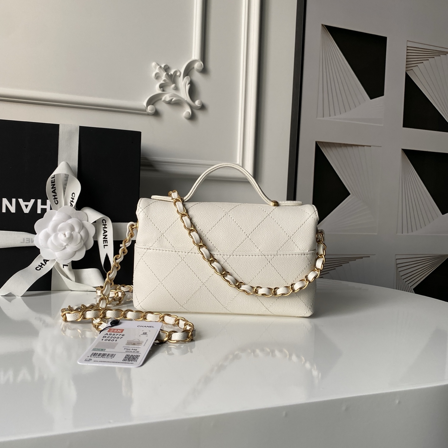 [TOP] CHANEL Handle Bag Calfskin 11.5x19.5x5 cm - White