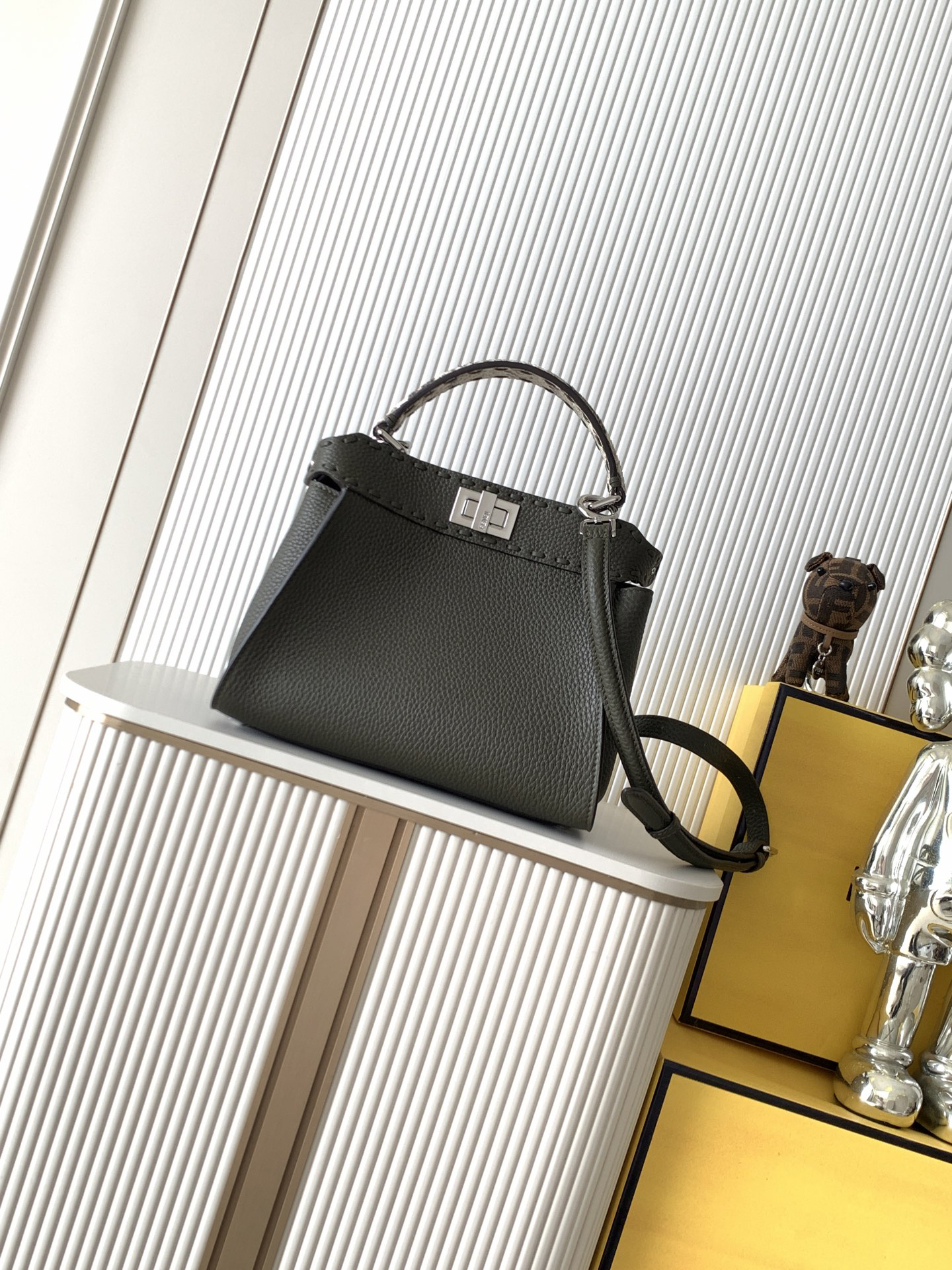 [TOP] FENDI Peekaboo Bag 23x11x18cm - Black - 711 Luxury