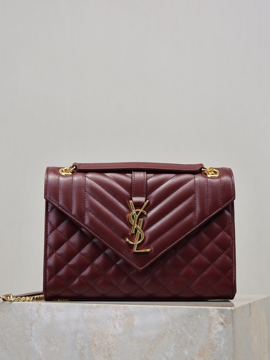 [TOP] Yves Saint Laurent YSL Envelope Bag Cowhide 24x17.5x6cm - Red & GHW - 711 Luxury