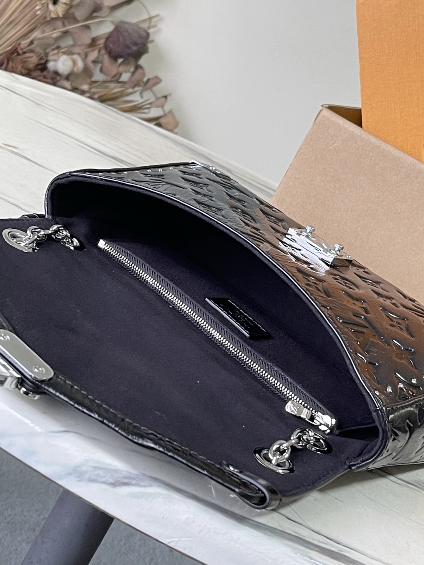 [TOP] Louis Vuitton LV Monogram Saga Trunkie  Bag  27 × 16 × 8 cm - Black