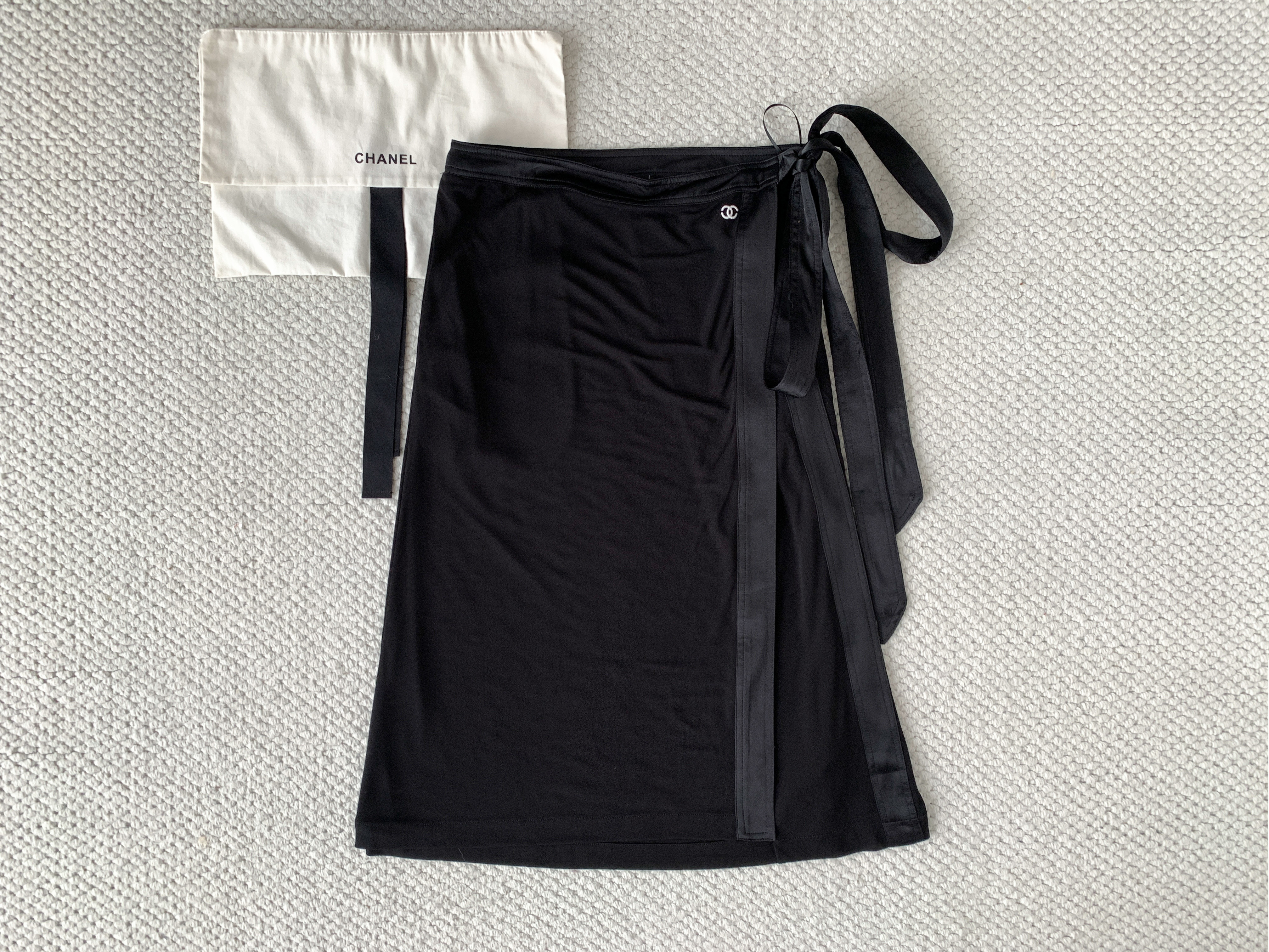Chanel black Clothing CHANEL Midi Skirt Mixed Fibers Black #395880 View 2 | Nigo Office