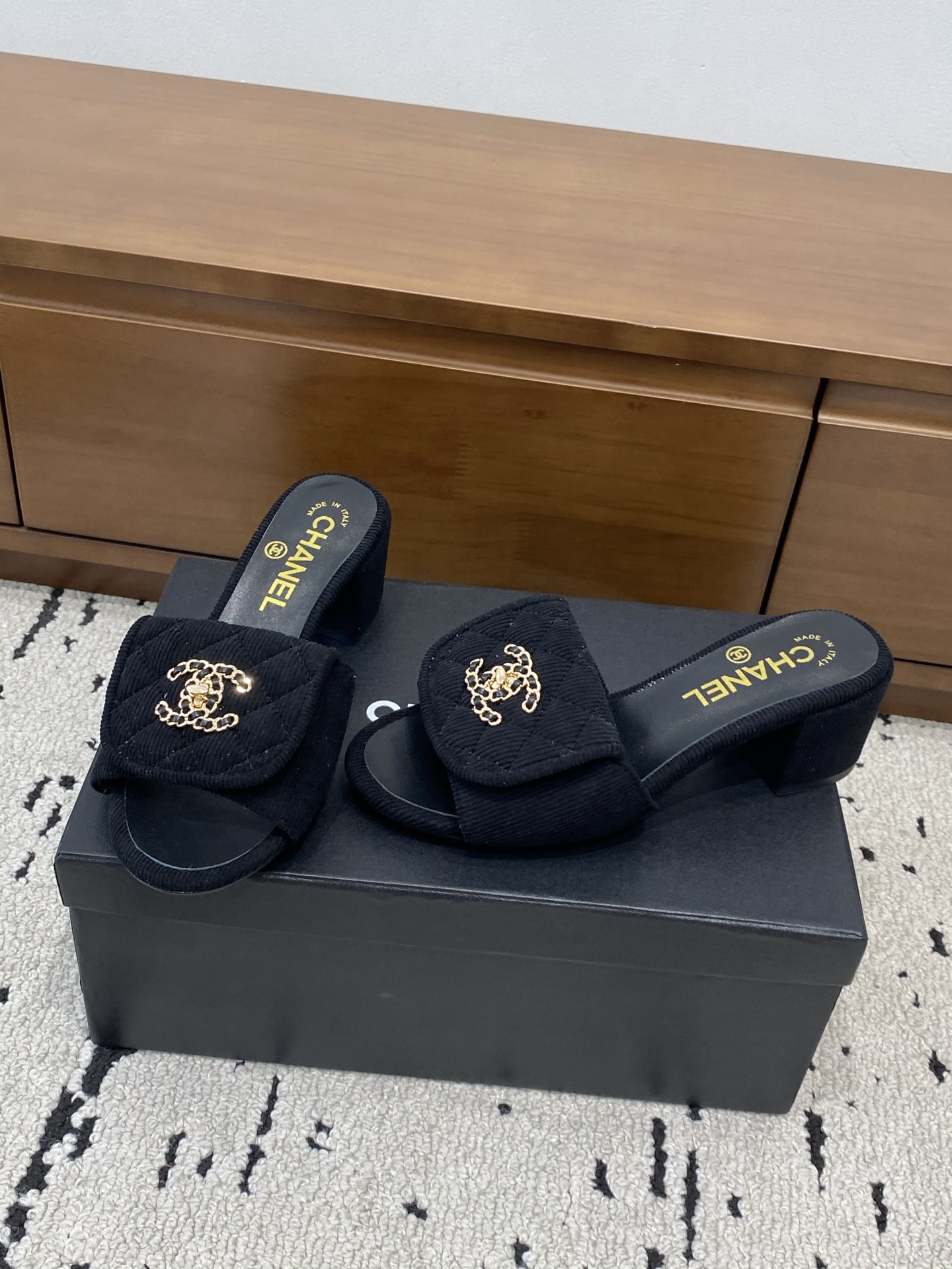 [TOP] CHANEL Slippers - Black - 711 Luxury