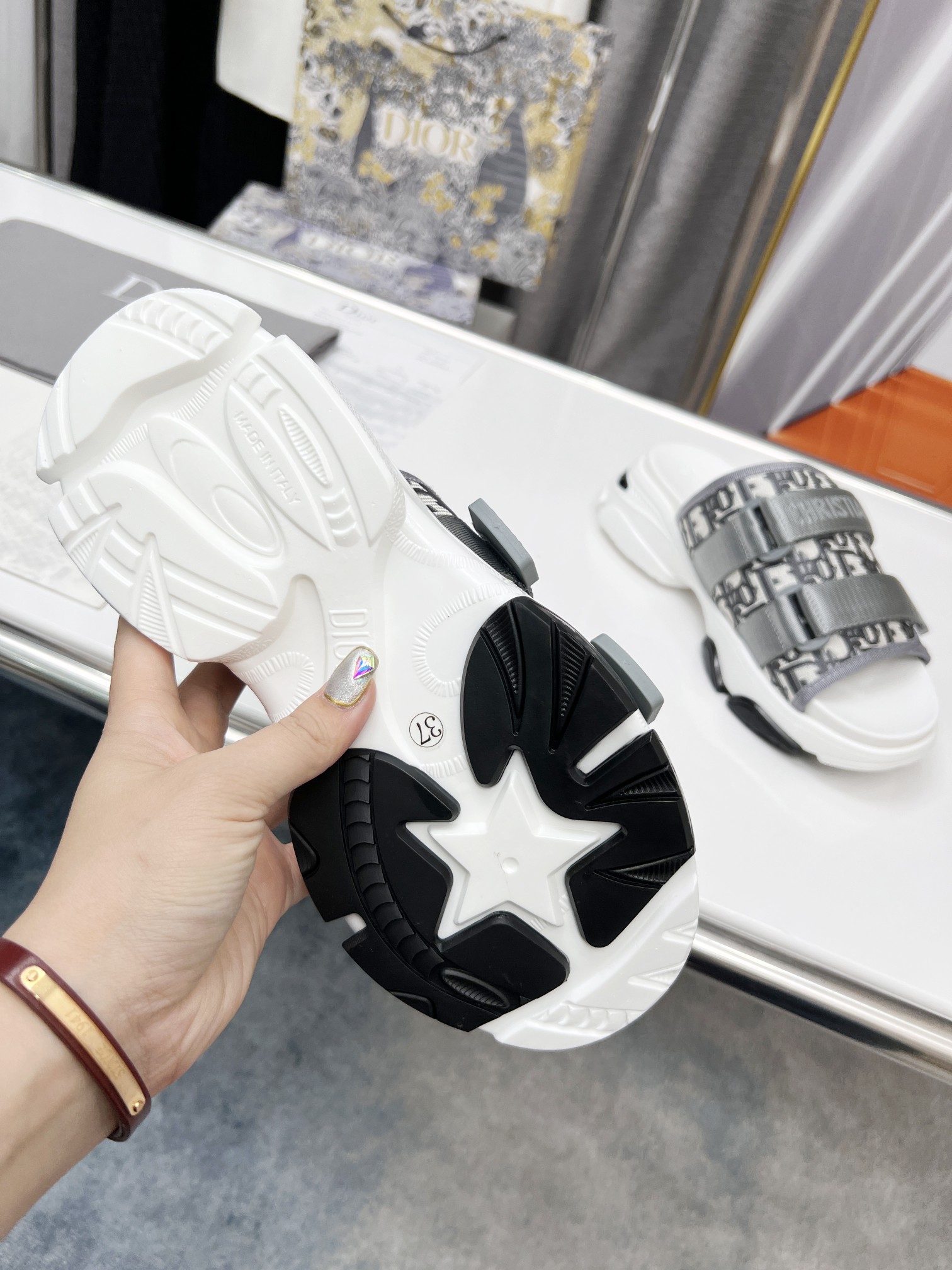 [TOP] Christian Dior Slippers - White - 711 Luxury