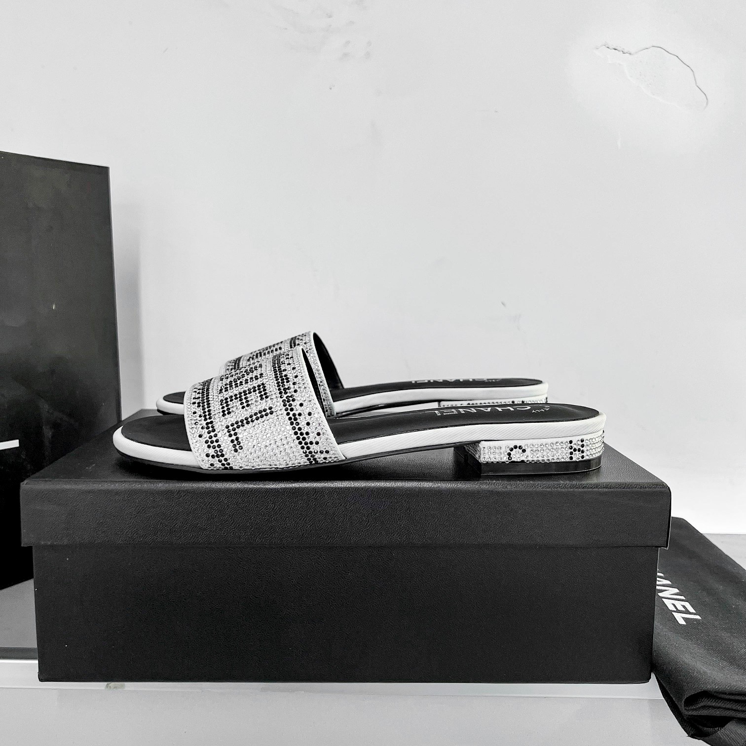 [TOP] CHANEL  Sandal - Black