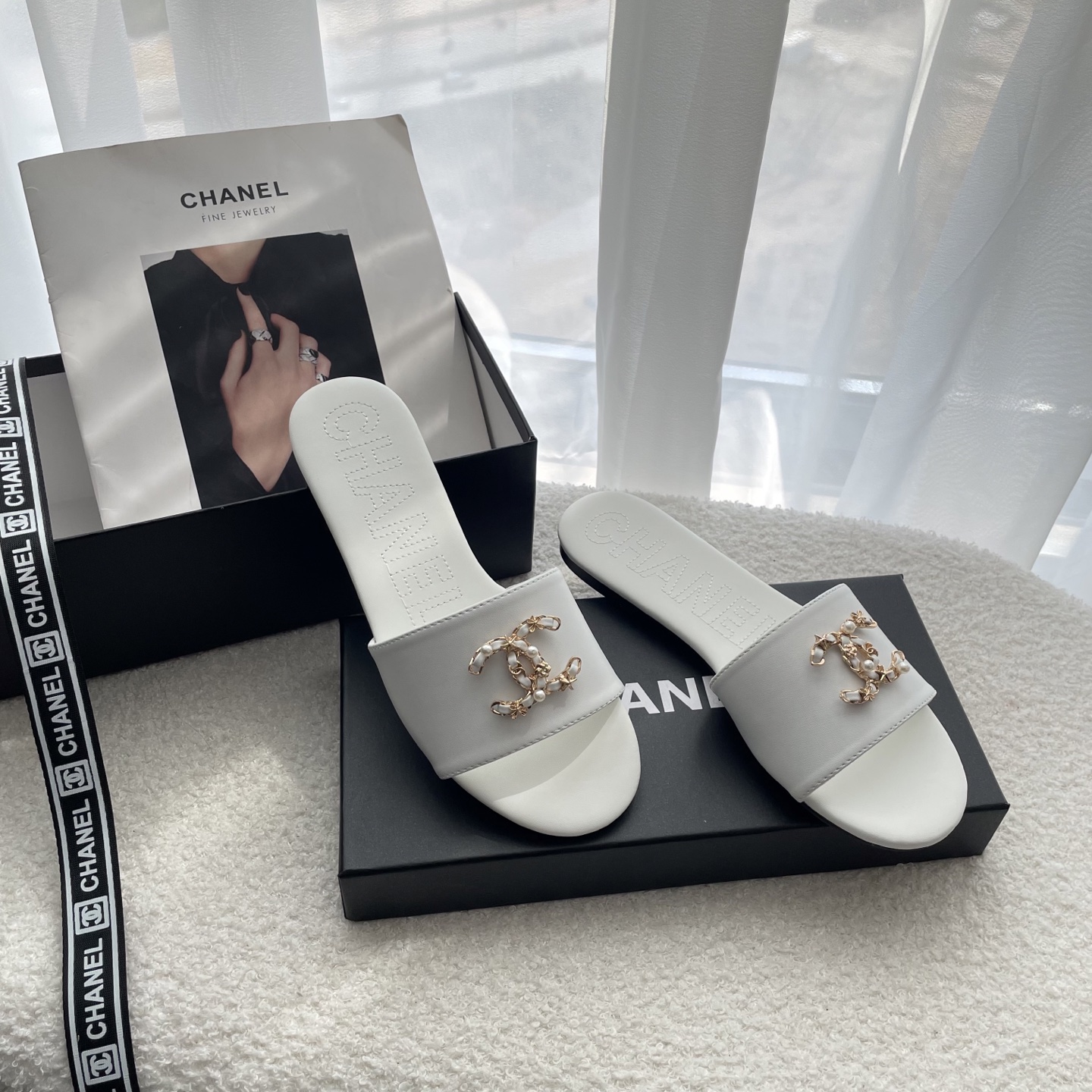 [TOP] CHANEL Flat Sandals - White
