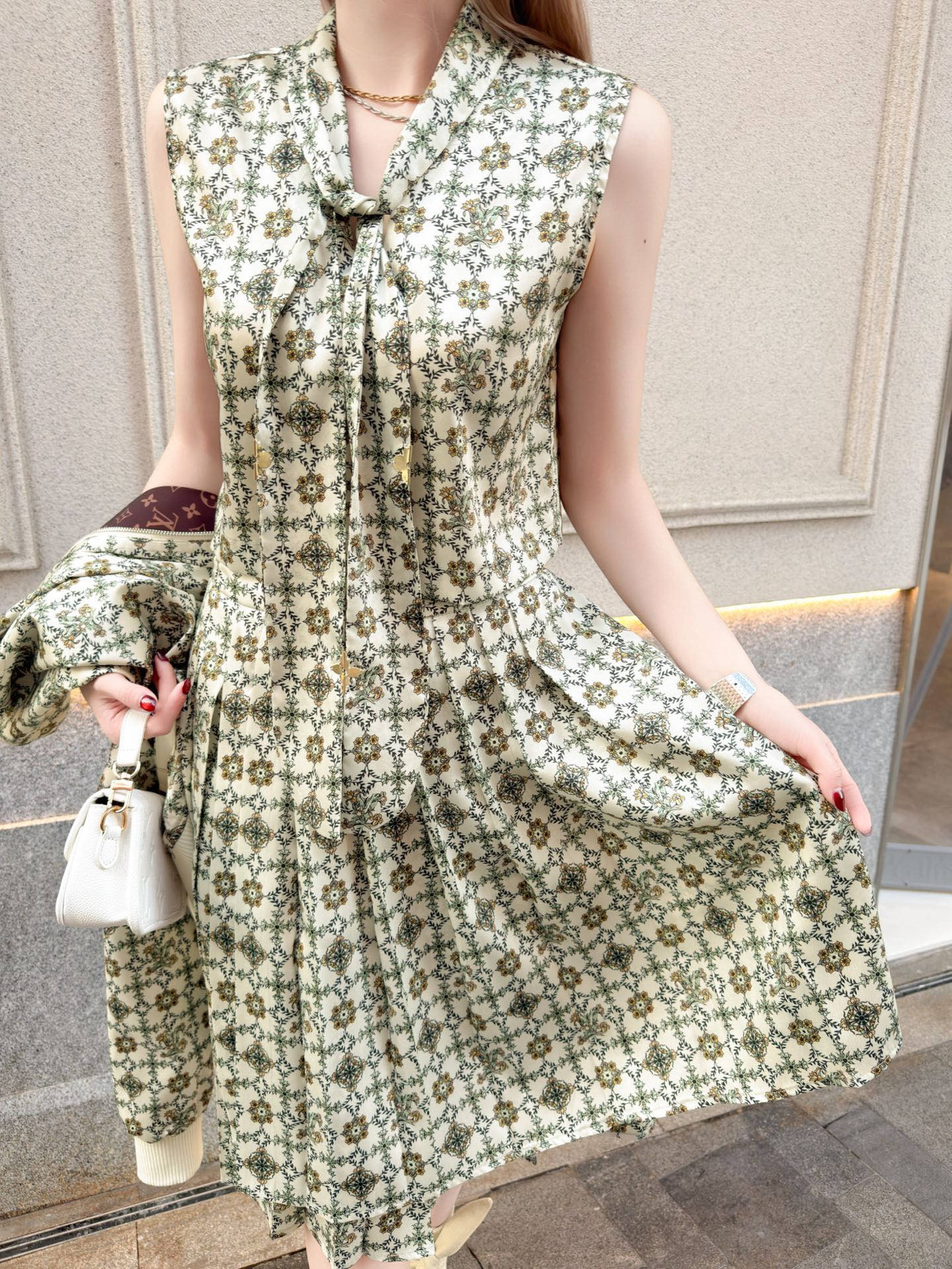 [TOP] Louis Vuitton LV Lavallière Blouse + Monogram Pleat Skirt