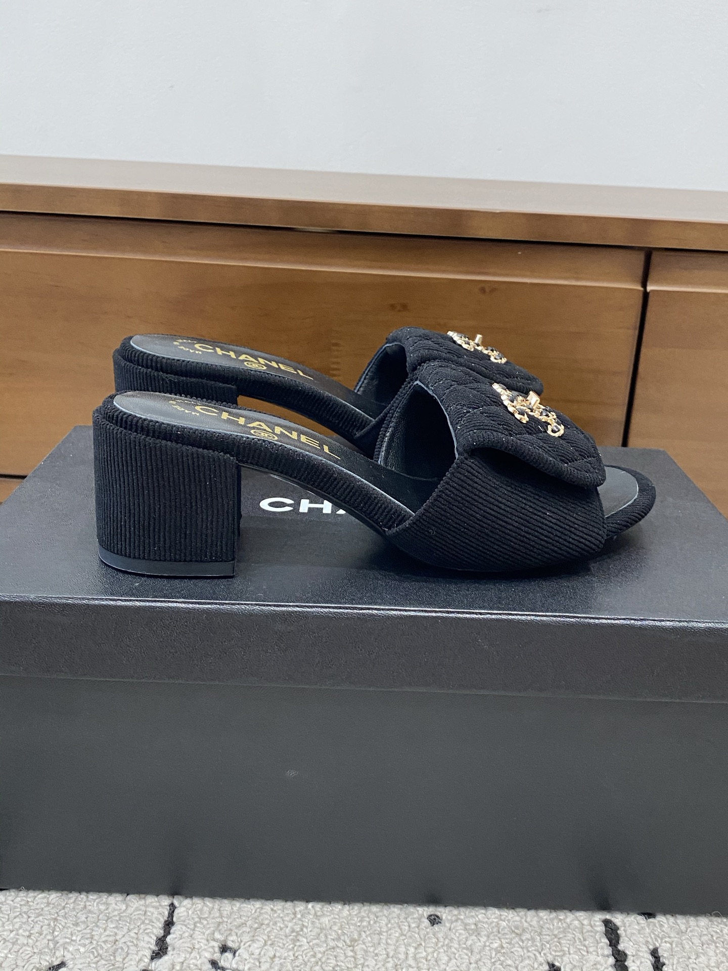 [TOP] CHANEL Slippers - Black - 711 Luxury