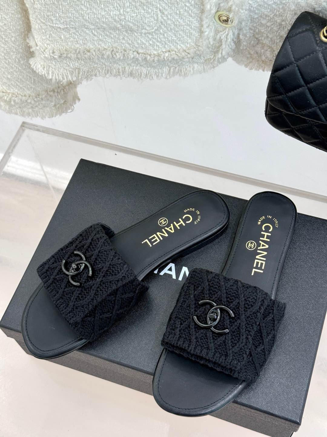 [TOP] CHANEL Flat Sandals - Black