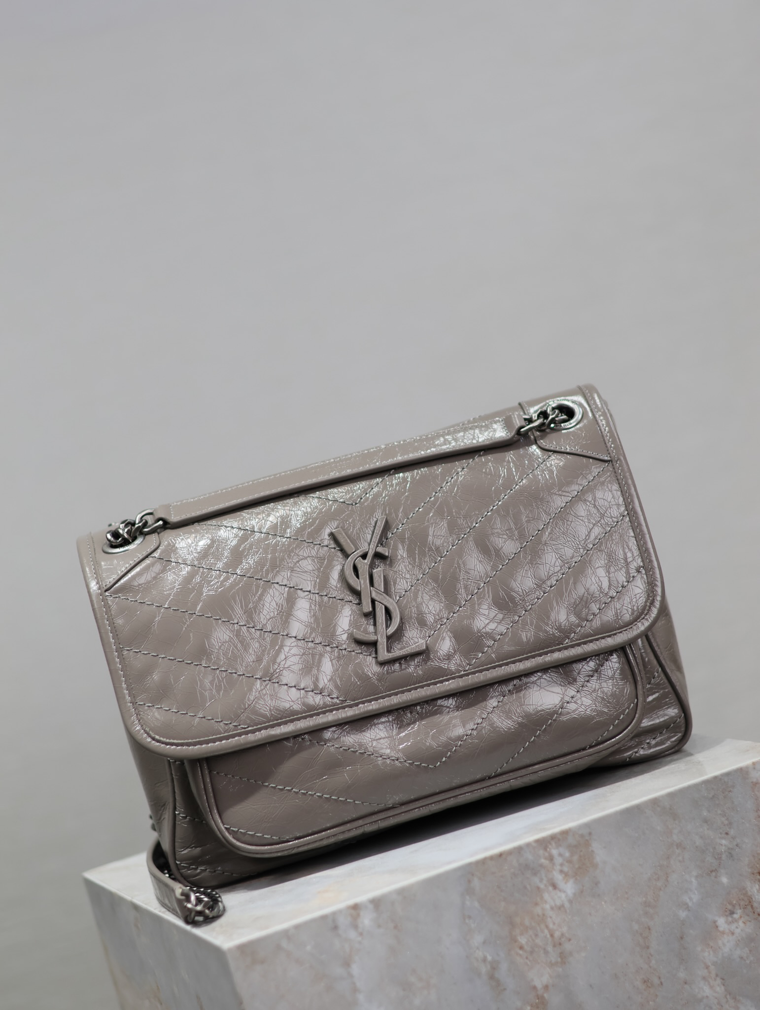 [TOP] Yves Saint Laurent YSL Niki Bag Wax Leather 28x20.5x8.5cm - Gray & SHW - 711 Luxury