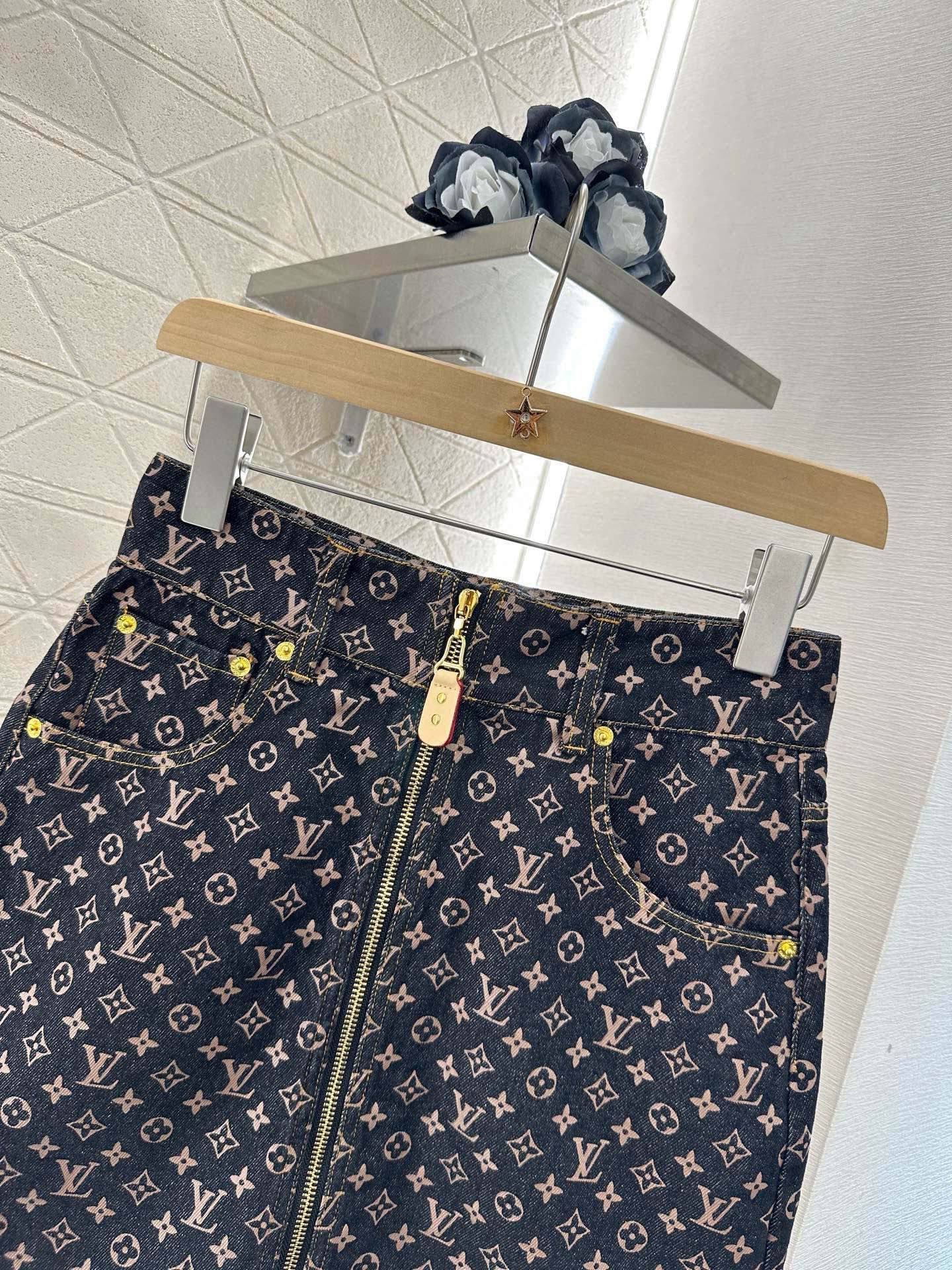 [TOP] Louis Vuitton LV Denim Skirt - Black