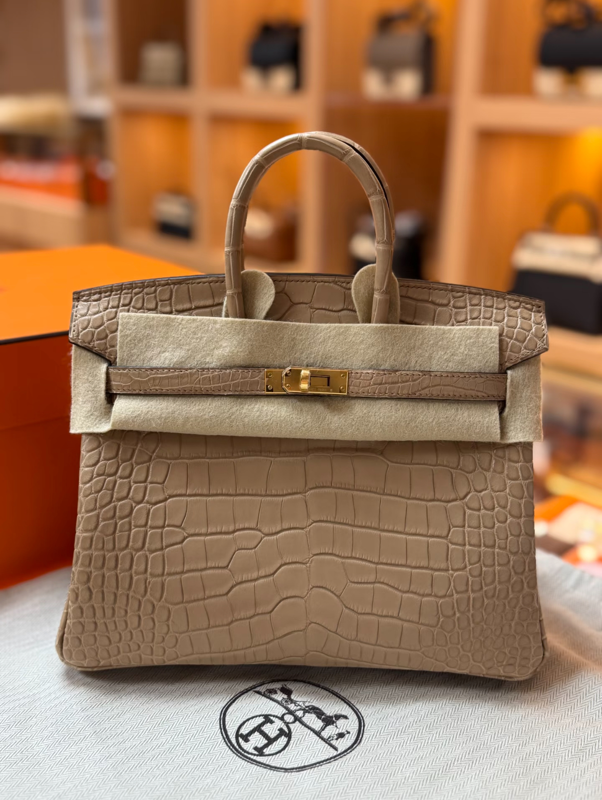 Hermes Birkin 25-30 tea-colored gold buckle, matte crocodile leather lining