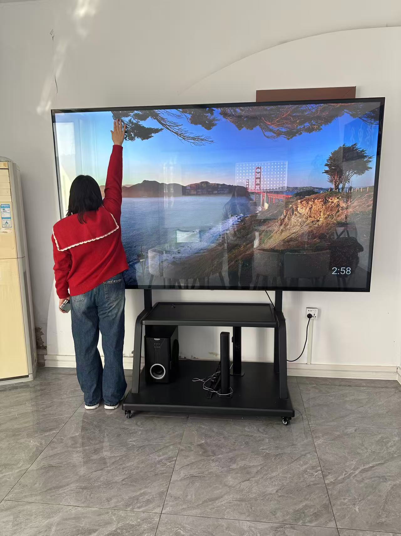 110-inch TV --1.3CBM  150kg  Temperedexplosion-proofversion