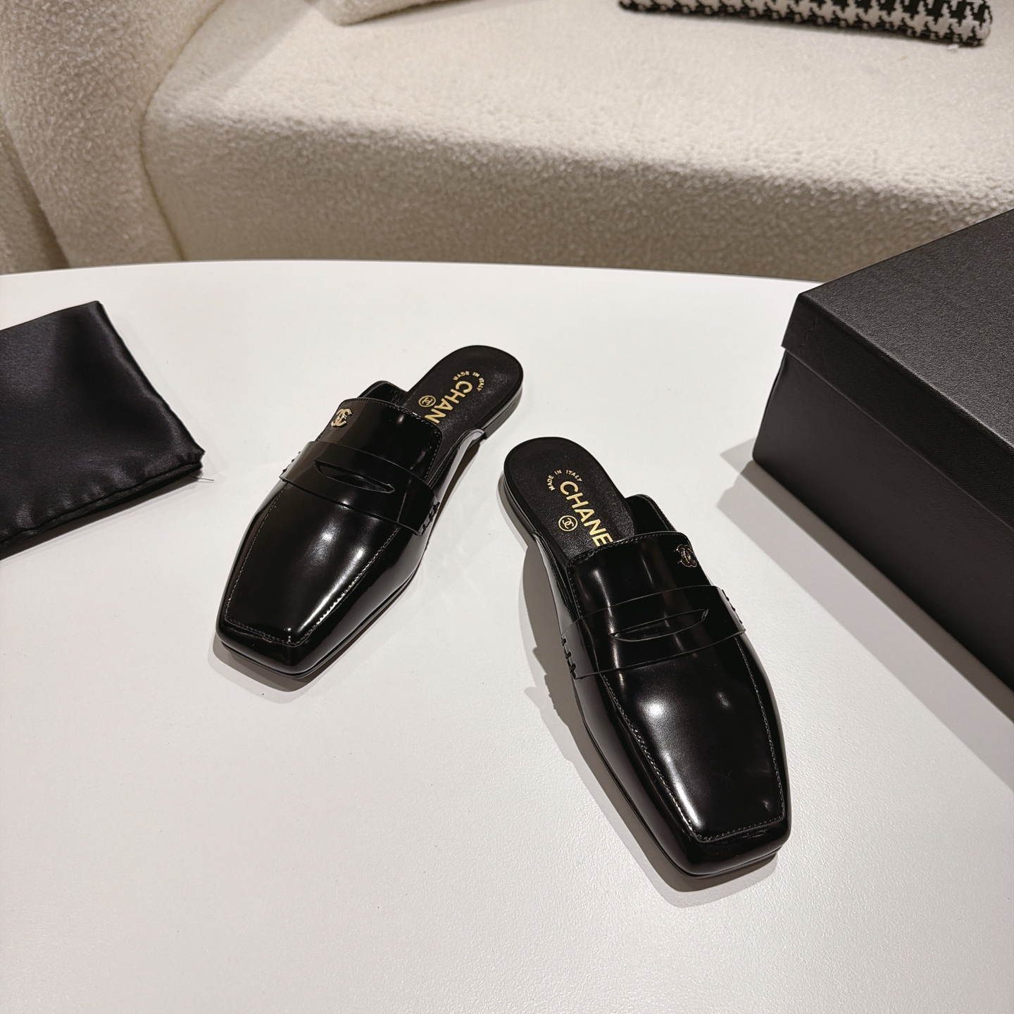 [TOP] CHANEL Cowhide Slippers - Black - 711 Luxury