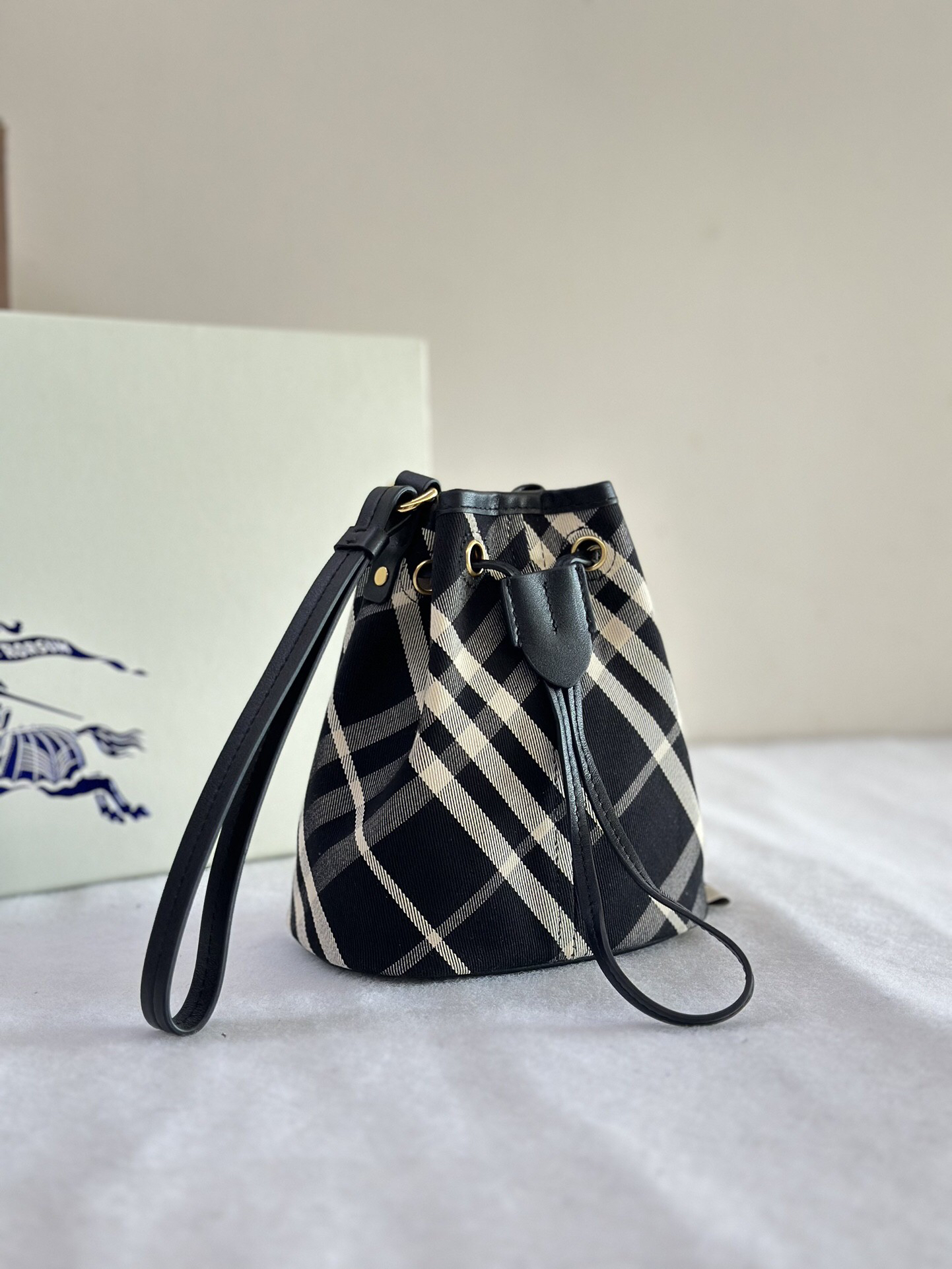 [TOP] BURBERRY Plaid Bag 16 x 10.5 x 18cm - Black - 711 Luxury