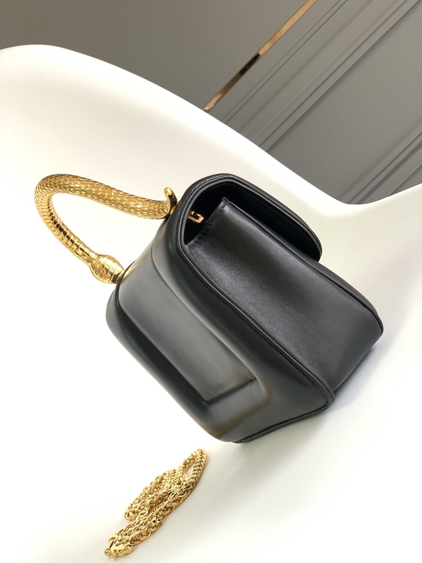 [TOP] BVLGARI Bag Lambskin 19.2x15x6cm - Black - 711 Luxury
