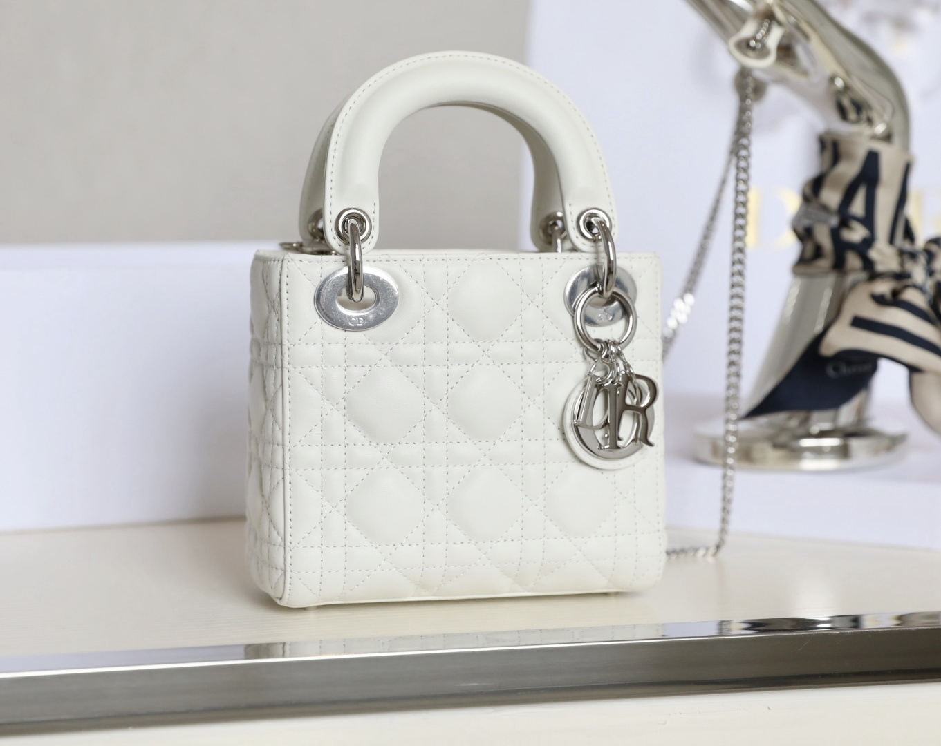 [TOP] Christian Dior Lady Dior Bag Lambskin 17x15x7cm - White - 711 Luxury