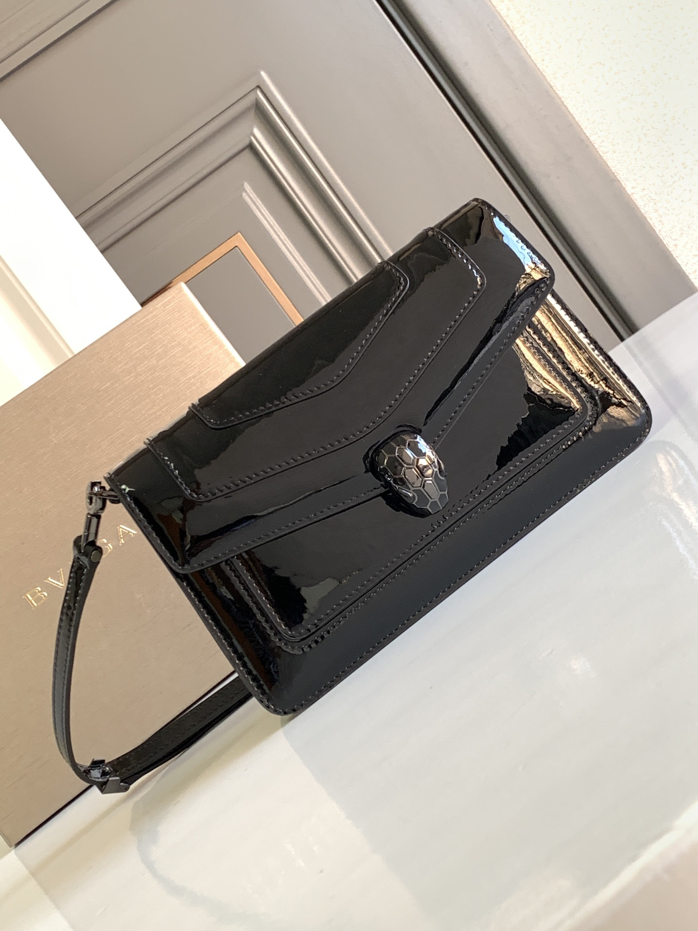 [TOP] BVLGARI Serpenti Forever Eeat-Weat Shoulder Bag Calfskin 22x15x4.5cm - Black - 711 Luxury