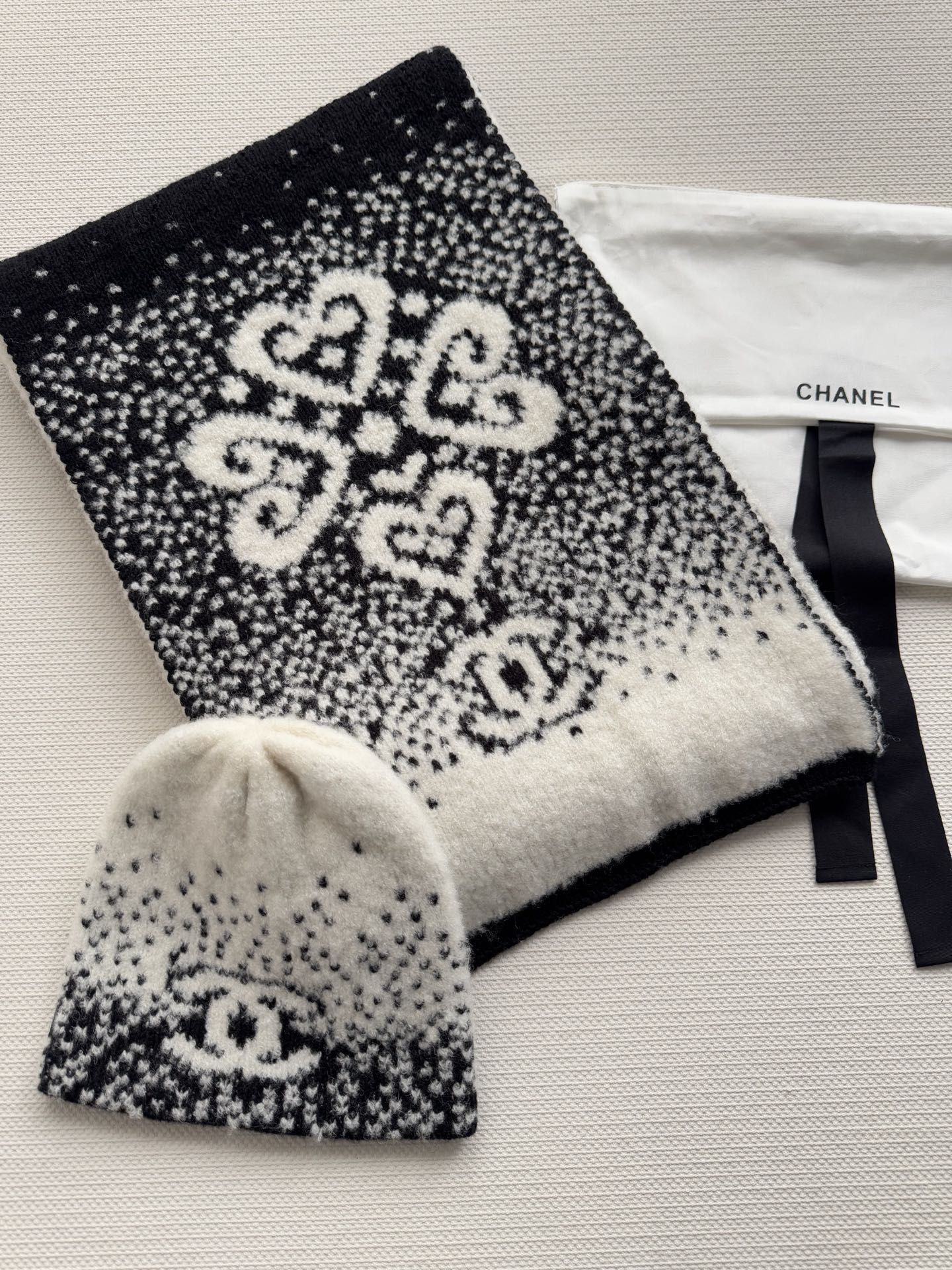 [TOP] CHANEL Knitted Hat + Scarf - White