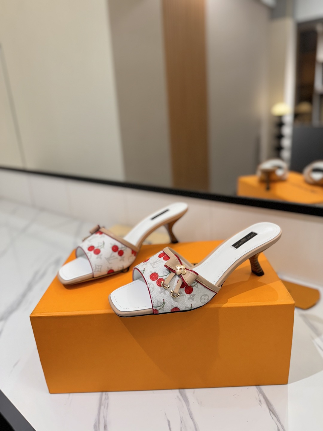 [TOP] Louis Vuitton LV  Slippers - White - 711 Luxury