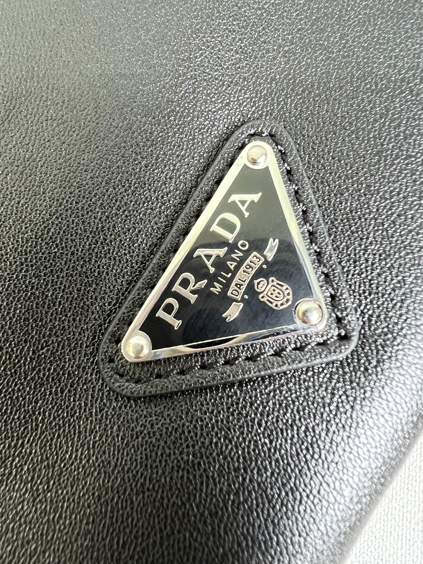 [TOP] PRADA Triangle Top Handle Shoulder Bag 25x14x11cm - Black