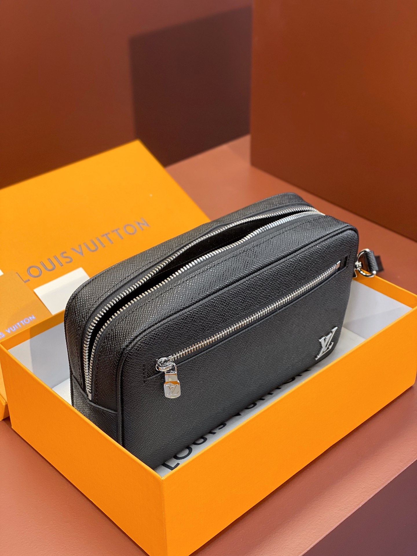 [TOP] Louis Vuitton LV Kasai Bag 25x15.5x6.5cm Taïga Leather - Black