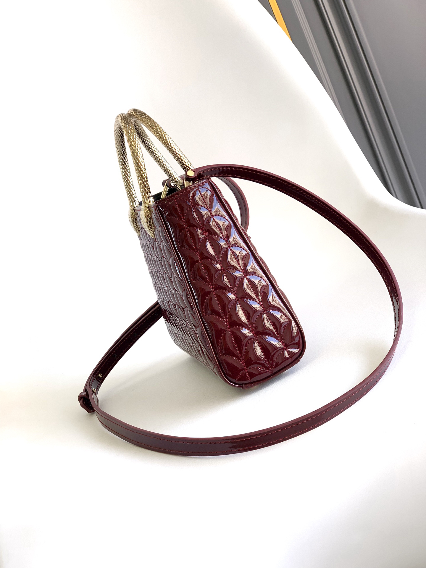 [TOP] BVLGARI Serpentine Duo Tote Bag Patent Leather 21.5x15x6cm - Red - 711 Luxury