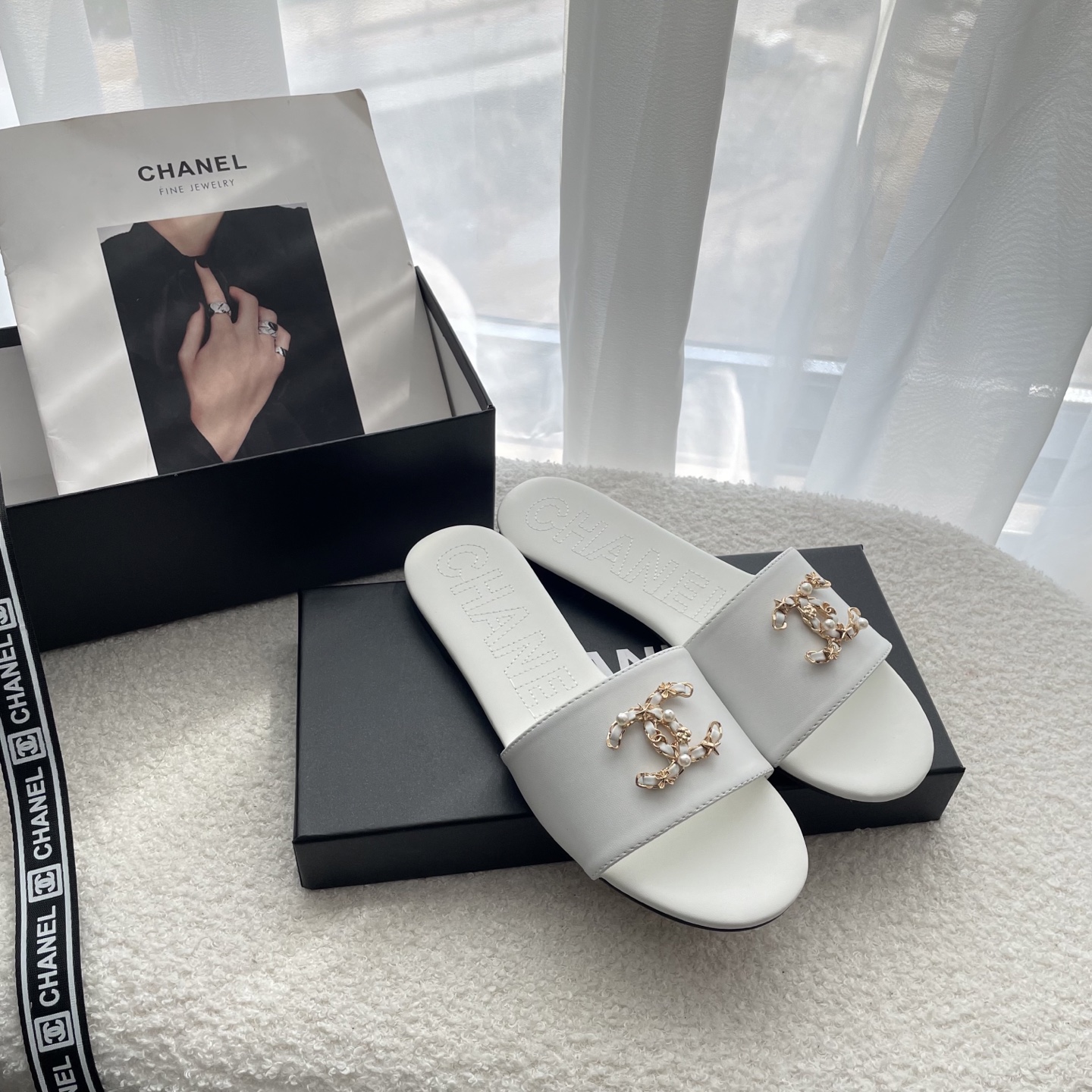 [TOP] CHANEL Flat Sandals - White