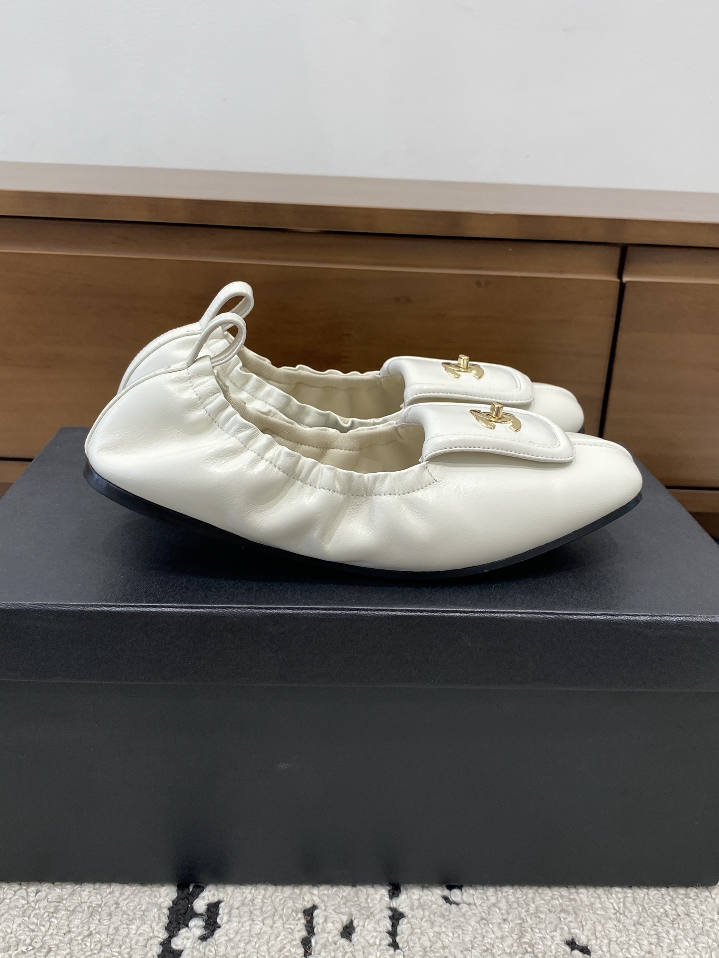 [TOP] CHANEL Flats - White - 711 Luxury