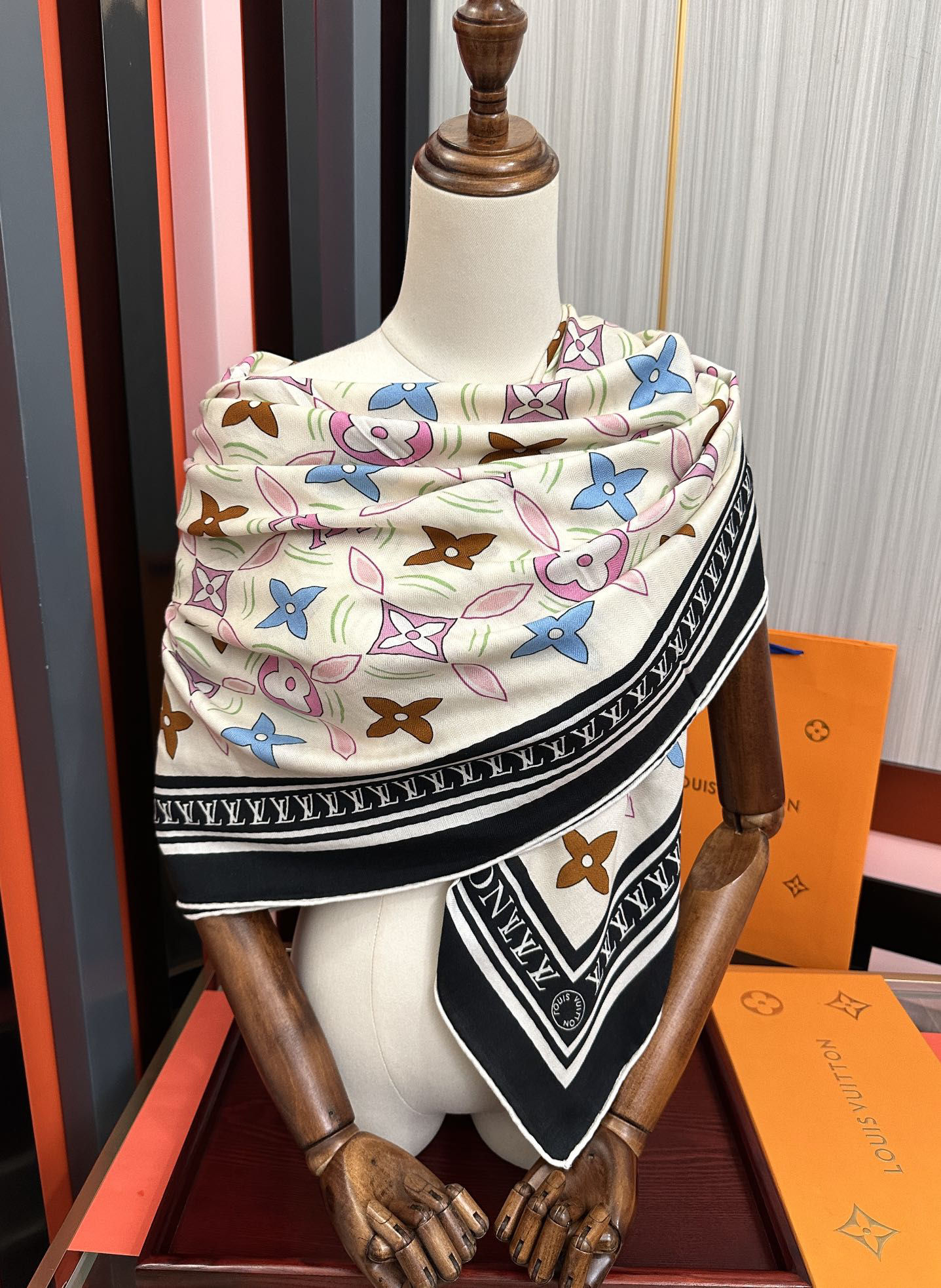 [TOP] Louis Vuitton LV  Scarf 30% Silk + 70% Cashmere 140x140 CM - Black