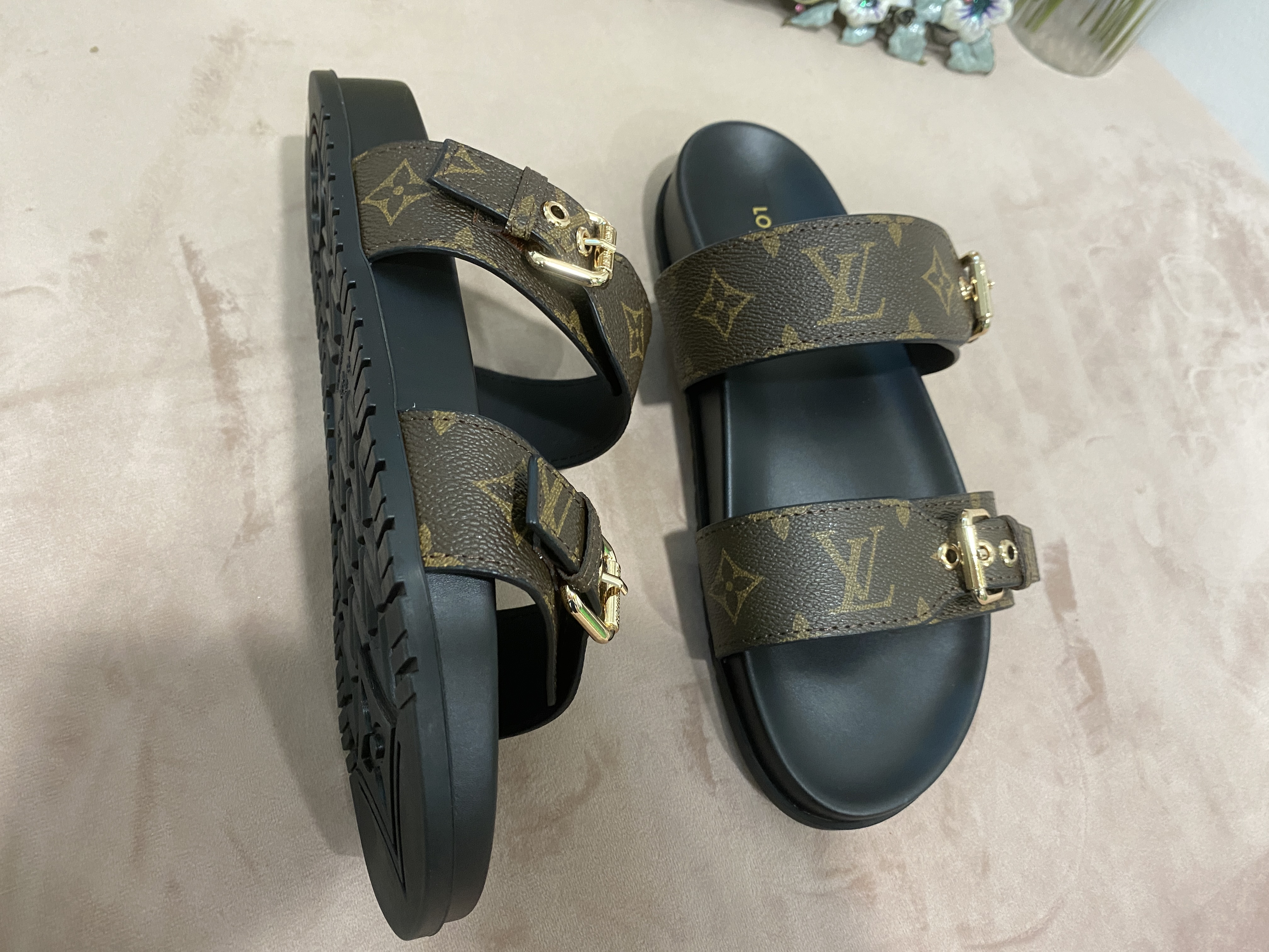 [TOP] Louis Vuitton LV L.V Bom Dia Flat Sandals Monogram
