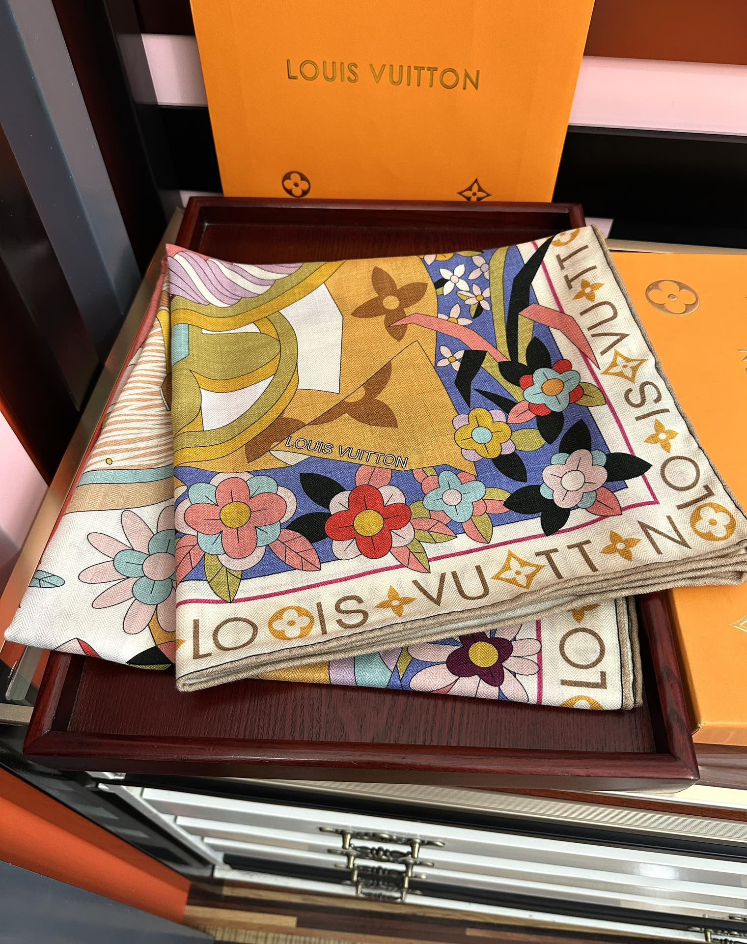 [TOP] Louis Vuitton LV Scarf 140x140 cm - Pink
