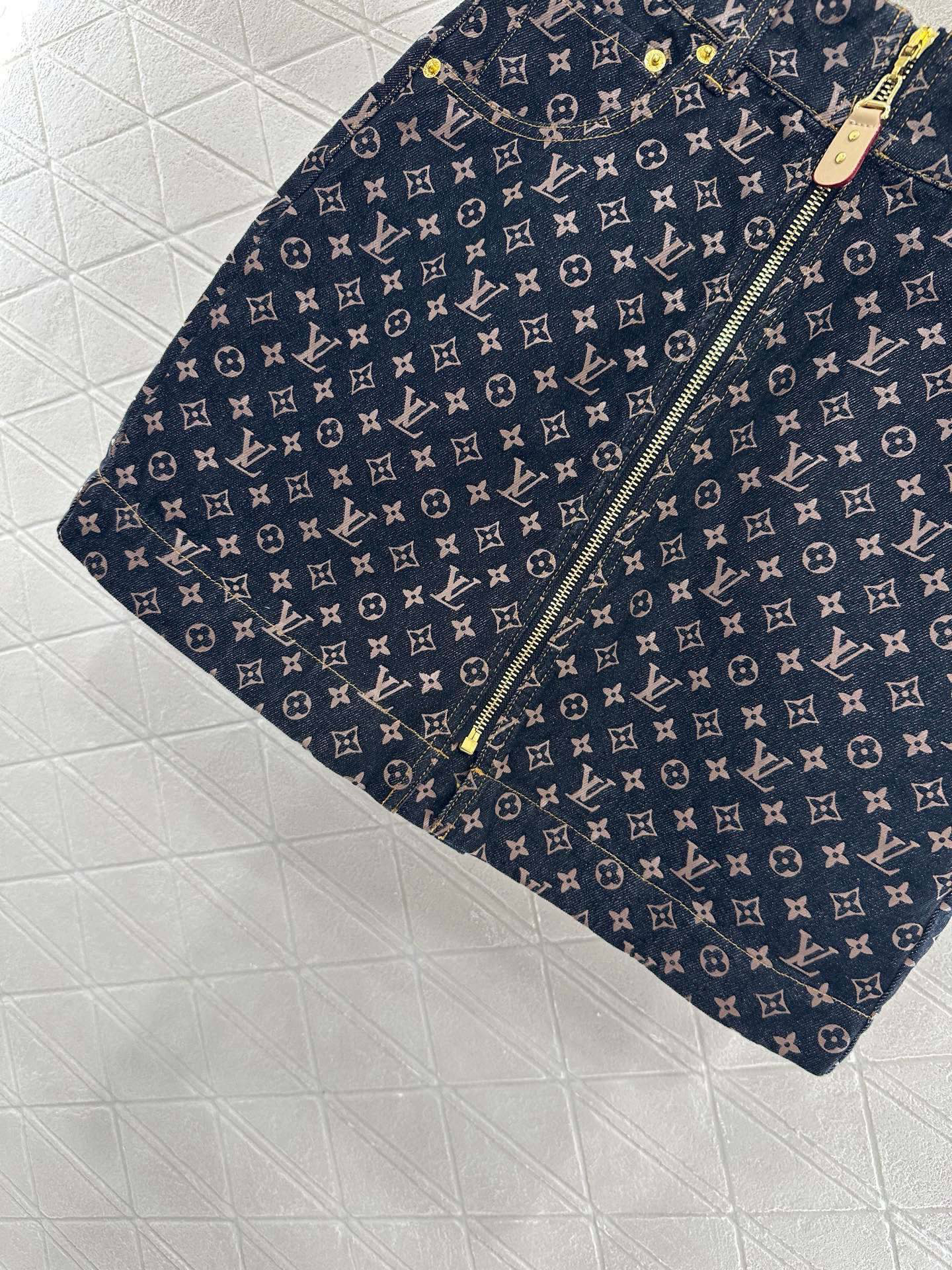 [TOP] Louis Vuitton LV Denim Skirt - Black