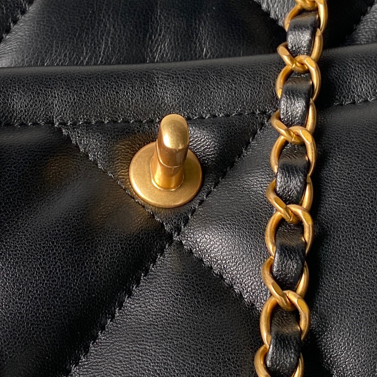 [TOP] CHANEL Handbag Lambskin 24×35×10cm - Black