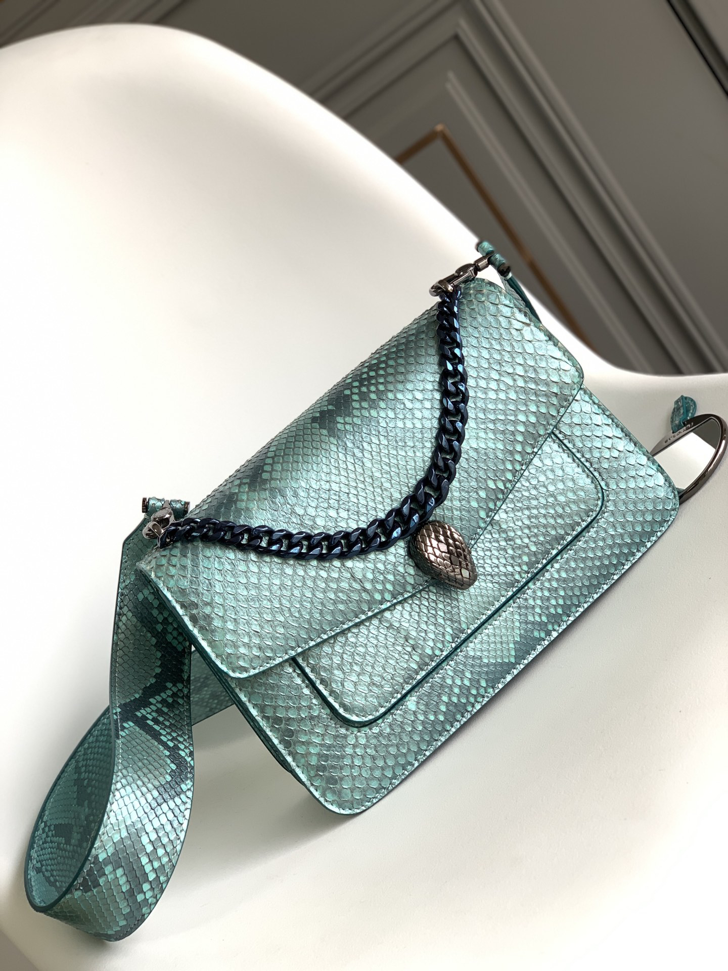 [TOP] BVLGARI Serpenti Forever Maxi Chain Bag Python Skin 25x17x8cm - Blue