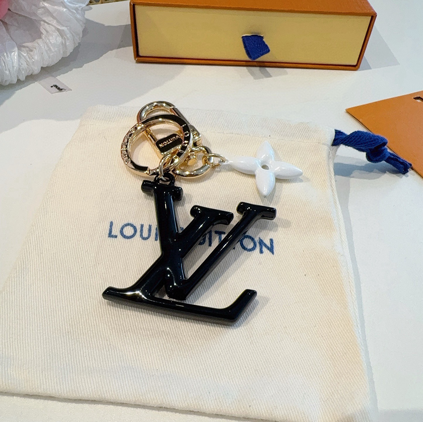 [TOP] Louis Vuitton LV Keychain - Black - 711 Luxury
