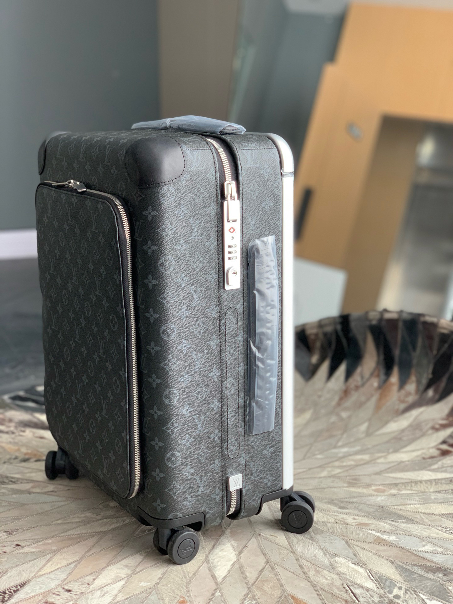 [TOP] Louis Vuitton LV Rolling Luggage Horizon 38.0 x 55.0 x 21.0 cm - Black - 711 Luxury